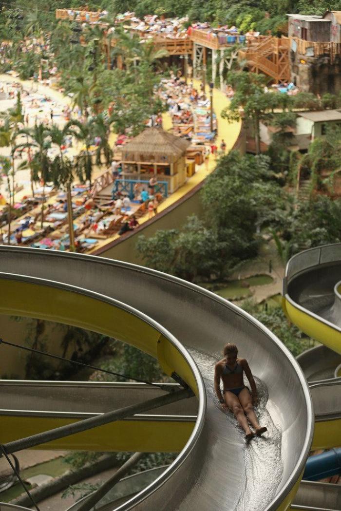 'Paraíso' tropical artificial de Alemania: un antiguo hangar para imaginar la playa todo el año (FOTOS)