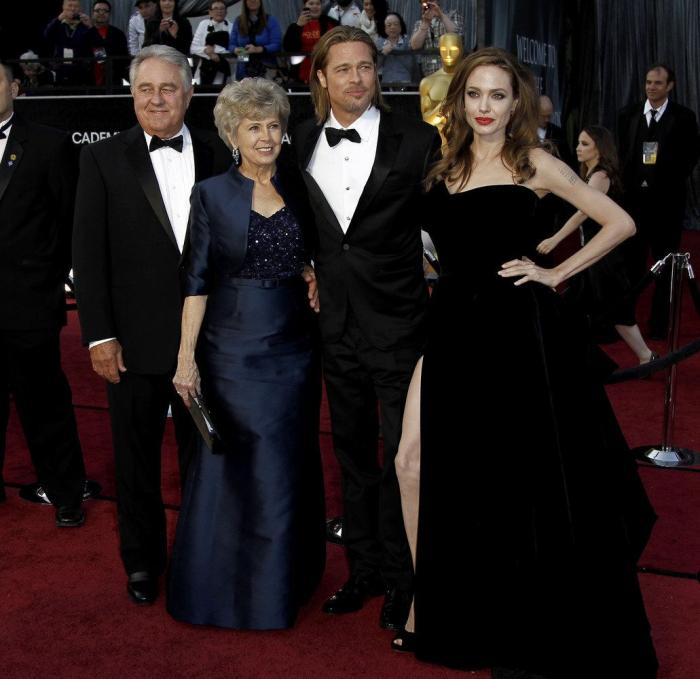 Angelina Jolie se la juega a Brad Pitt