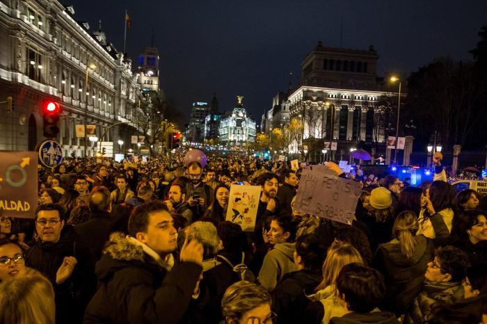 El Gobierno retrasa de nuevo la entrada en vigor de la ampliación del permiso por paternidad "por un error"