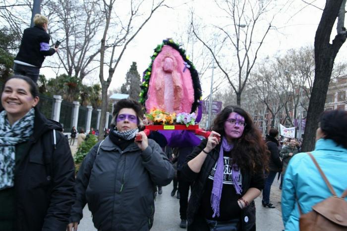 El Gobierno retrasa de nuevo la entrada en vigor de la ampliación del permiso por paternidad "por un error"