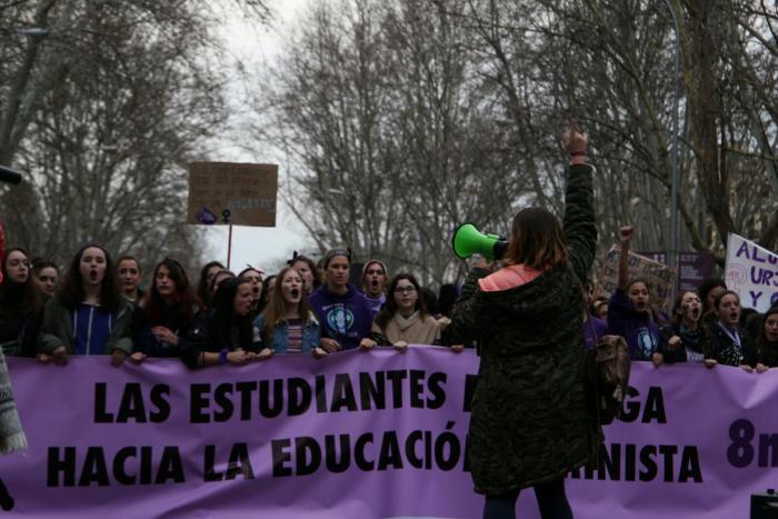 El Gobierno retrasa de nuevo la entrada en vigor de la ampliación del permiso por paternidad "por un error"