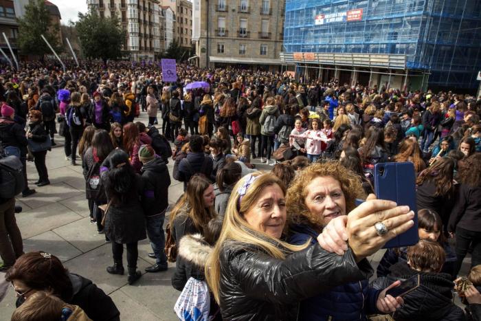 El Gobierno retrasa de nuevo la entrada en vigor de la ampliación del permiso por paternidad "por un error"