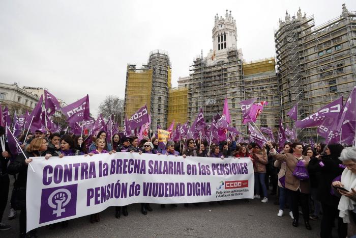 El Gobierno retrasa de nuevo la entrada en vigor de la ampliación del permiso por paternidad "por un error"