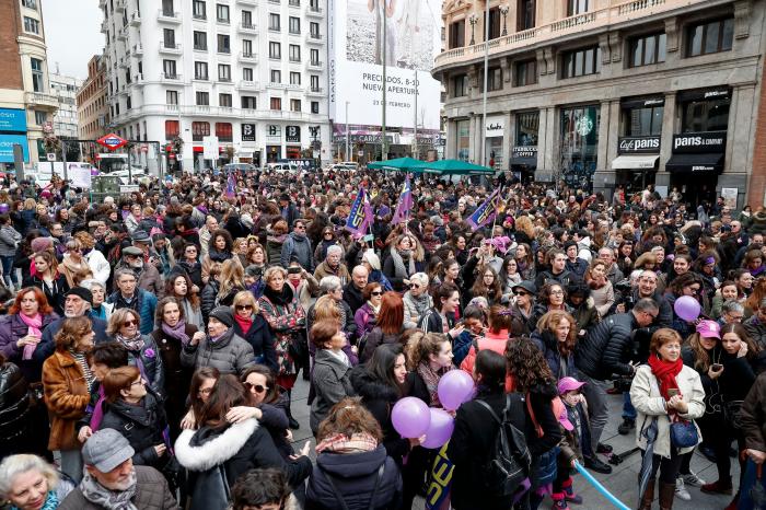 El Gobierno retrasa de nuevo la entrada en vigor de la ampliación del permiso por paternidad "por un error"