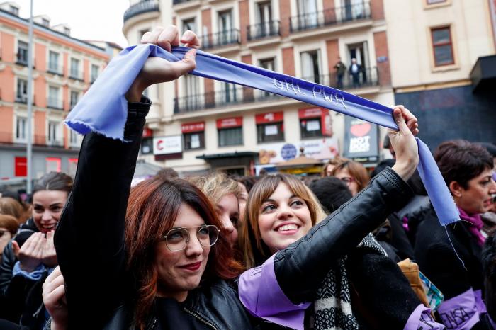 El Gobierno retrasa de nuevo la entrada en vigor de la ampliación del permiso por paternidad "por un error"