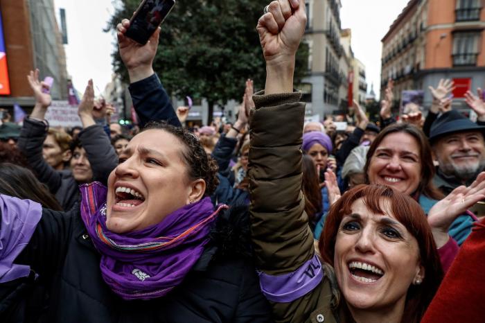 El Gobierno retrasa de nuevo la entrada en vigor de la ampliación del permiso por paternidad "por un error"