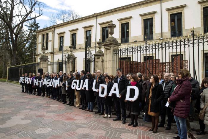 El Gobierno retrasa de nuevo la entrada en vigor de la ampliación del permiso por paternidad "por un error"