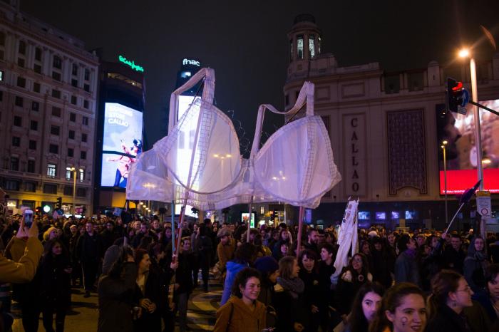 El Gobierno retrasa de nuevo la entrada en vigor de la ampliación del permiso por paternidad "por un error"