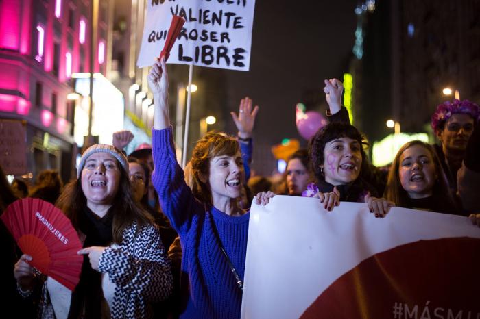 El Gobierno retrasa de nuevo la entrada en vigor de la ampliación del permiso por paternidad "por un error"