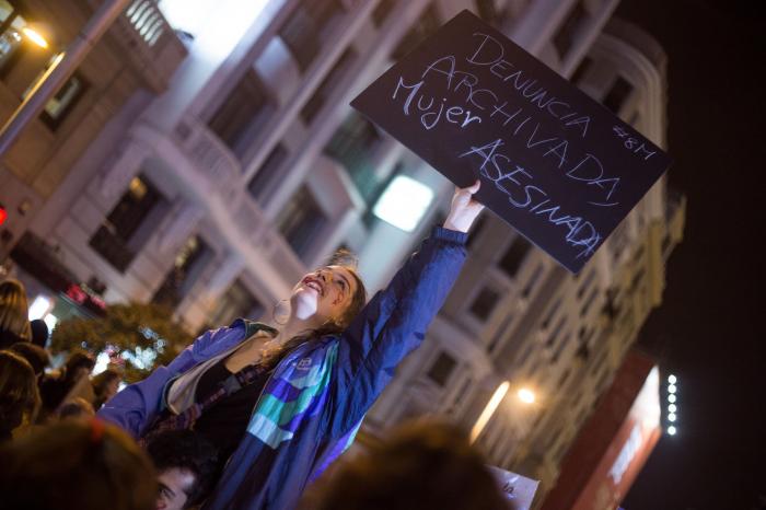 El Gobierno retrasa de nuevo la entrada en vigor de la ampliación del permiso por paternidad "por un error"