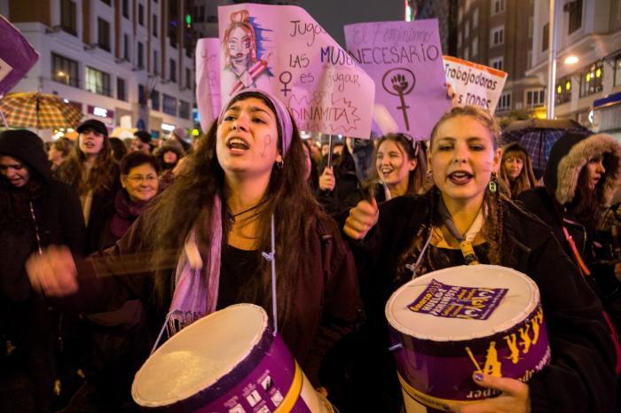 El Gobierno retrasa de nuevo la entrada en vigor de la ampliación del permiso por paternidad "por un error"