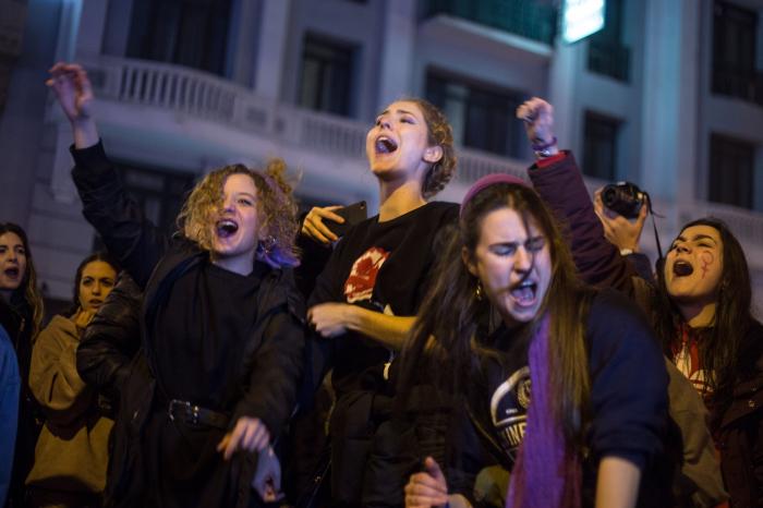 El Gobierno retrasa de nuevo la entrada en vigor de la ampliación del permiso por paternidad "por un error"