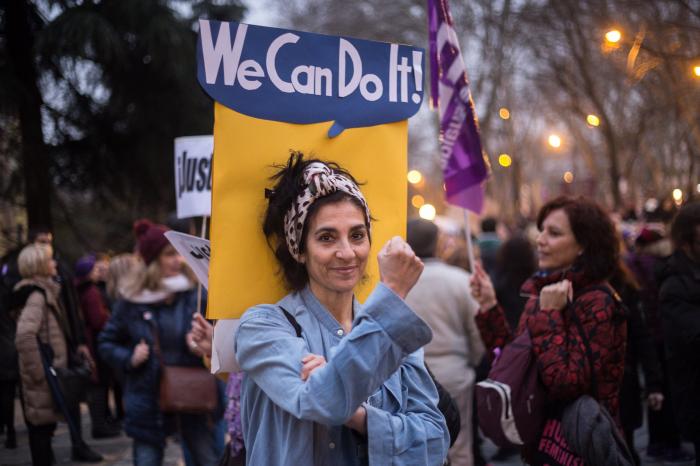 El Gobierno retrasa de nuevo la entrada en vigor de la ampliación del permiso por paternidad "por un error"