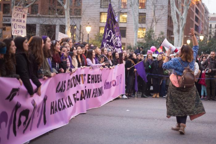 El Gobierno retrasa de nuevo la entrada en vigor de la ampliación del permiso por paternidad "por un error"