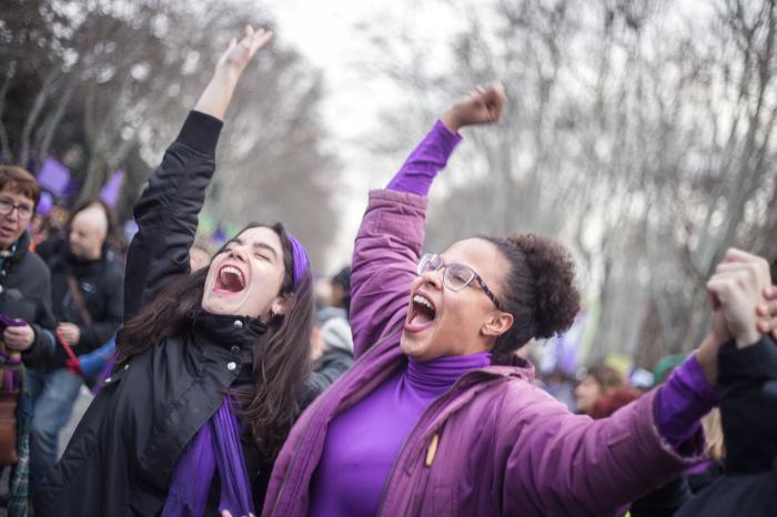El Gobierno retrasa de nuevo la entrada en vigor de la ampliación del permiso por paternidad "por un error"