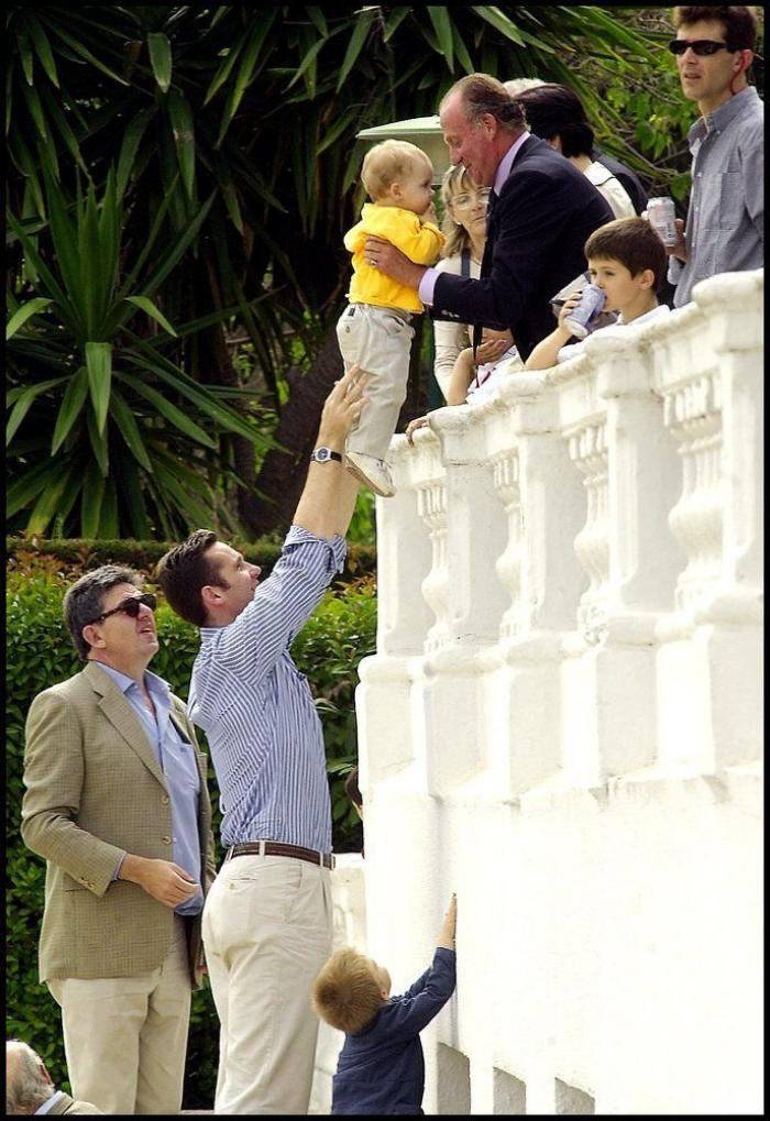 La abdicación del rey en las portadas de los periódicos (FOTOS)