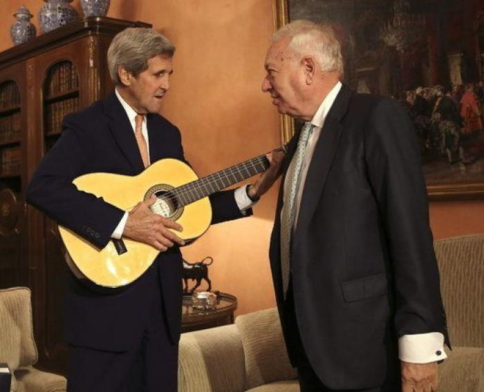Margallo le regala a Kerry una guitarra española en su primera visita oficial