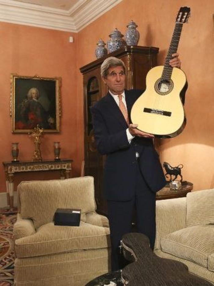 Margallo le regala a Kerry una guitarra española en su primera visita oficial