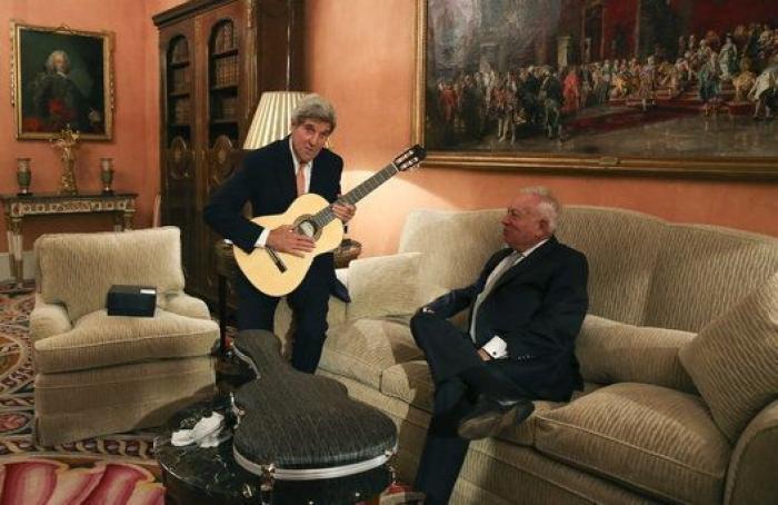 Margallo le regala a Kerry una guitarra española en su primera visita oficial