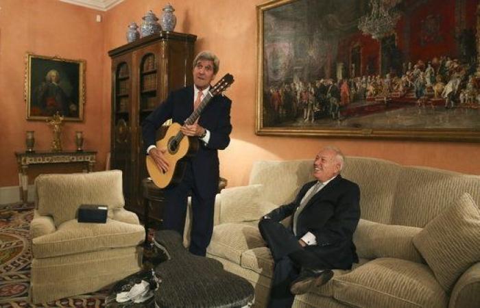 Margallo le regala a Kerry una guitarra española en su primera visita oficial