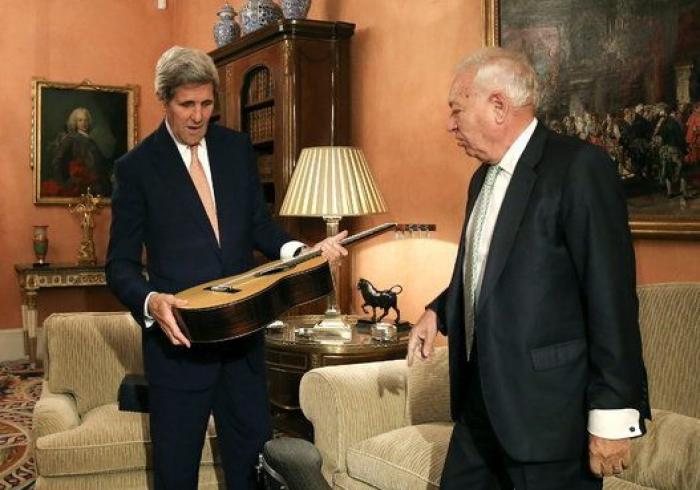 Margallo le regala a Kerry una guitarra española en su primera visita oficial