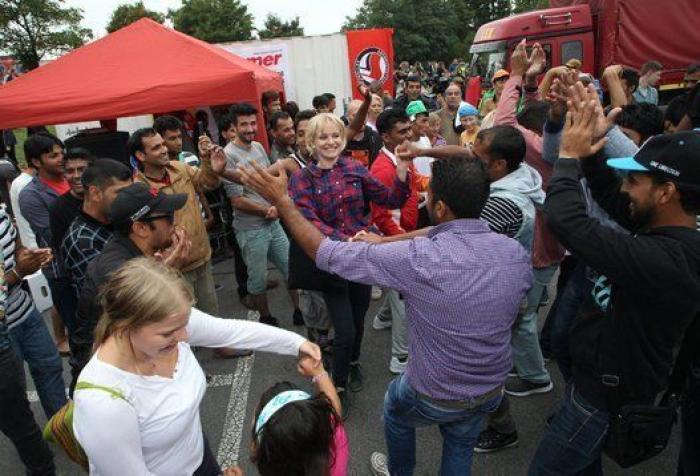 Pese a la amenaza nazi han hecho su fiesta de bienvenida a refugiados