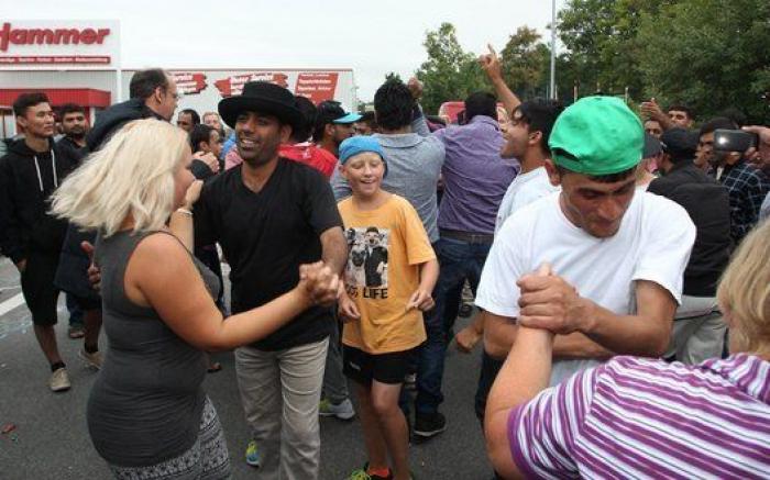 Pese a la amenaza nazi han hecho su fiesta de bienvenida a refugiados