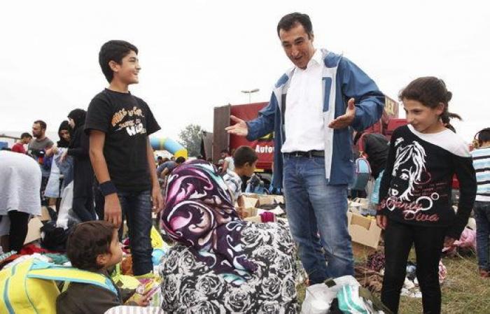 Pese a la amenaza nazi han hecho su fiesta de bienvenida a refugiados