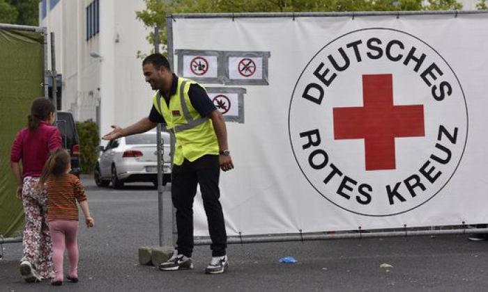 Pese a la amenaza nazi han hecho su fiesta de bienvenida a refugiados