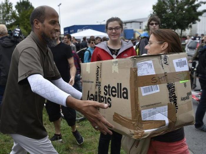 Pese a la amenaza nazi han hecho su fiesta de bienvenida a refugiados