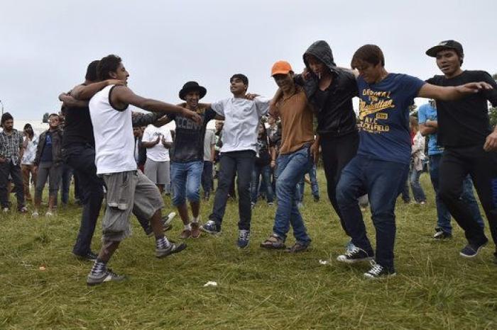 Pese a la amenaza nazi han hecho su fiesta de bienvenida a refugiados