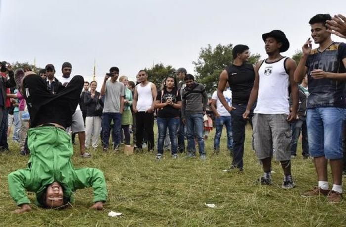 Pese a la amenaza nazi han hecho su fiesta de bienvenida a refugiados