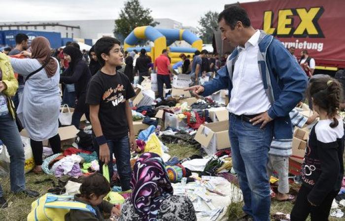 Pese a la amenaza nazi han hecho su fiesta de bienvenida a refugiados