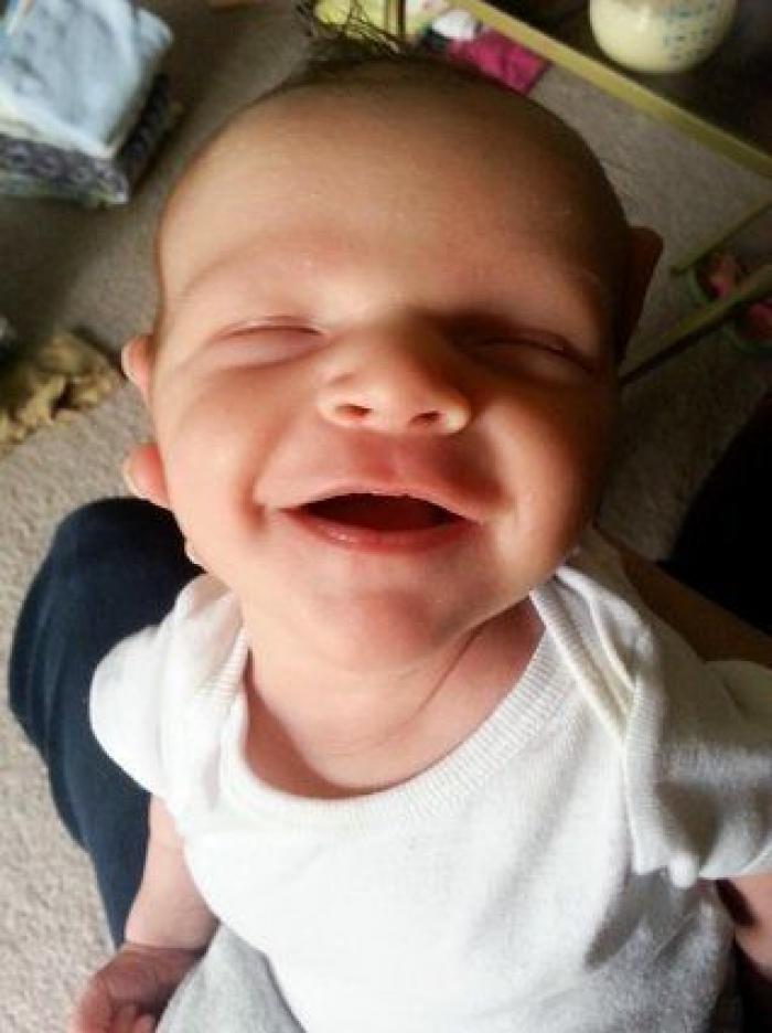 Este padre se reencuentra con su bebé, ahora con gafas, tras dos meses de viaje