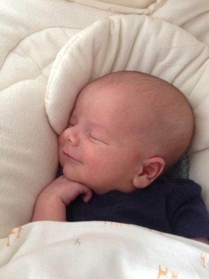 Este padre se reencuentra con su bebé, ahora con gafas, tras dos meses de viaje