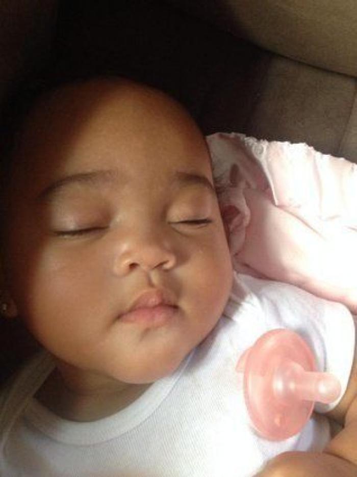 Este padre se reencuentra con su bebé, ahora con gafas, tras dos meses de viaje