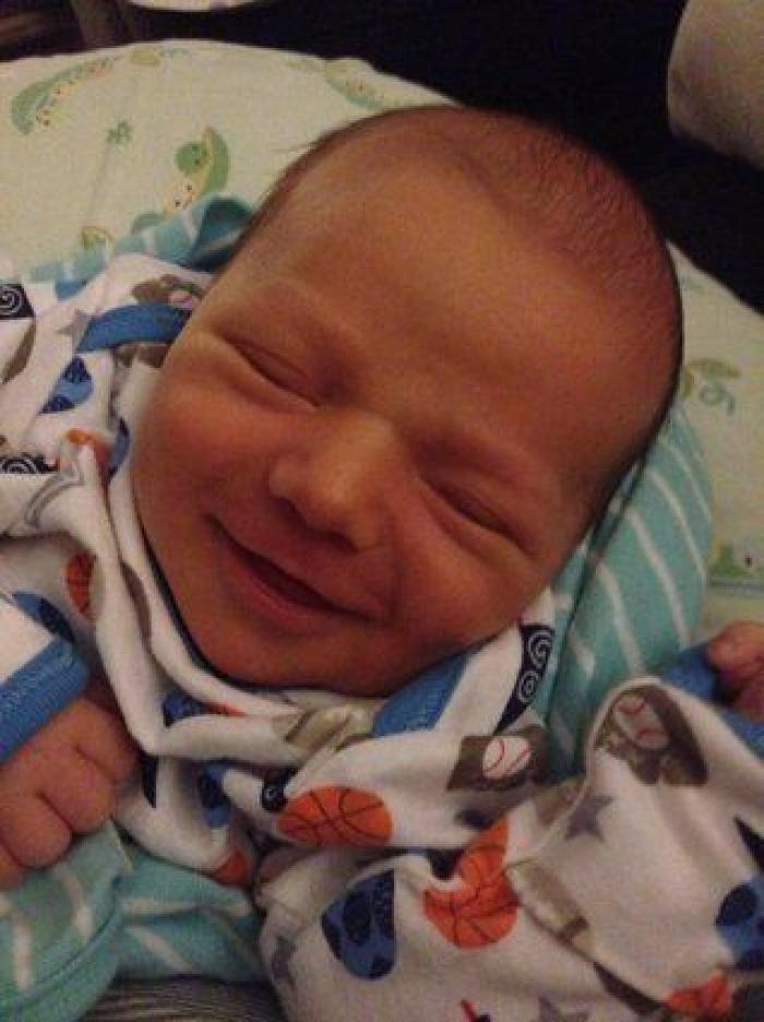 Este padre se reencuentra con su bebé, ahora con gafas, tras dos meses de viaje