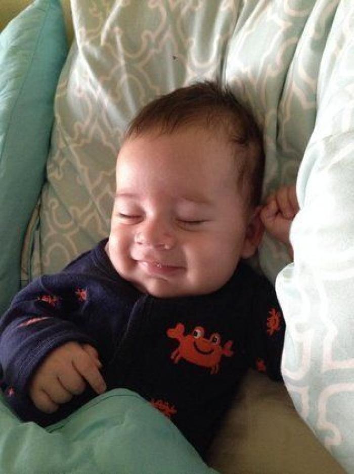 Este padre se reencuentra con su bebé, ahora con gafas, tras dos meses de viaje