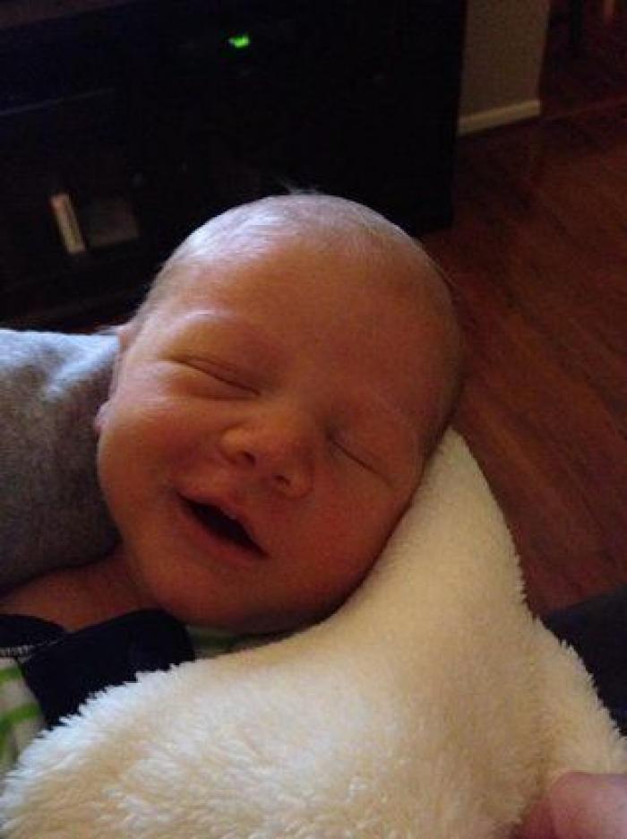 Este padre se reencuentra con su bebé, ahora con gafas, tras dos meses de viaje