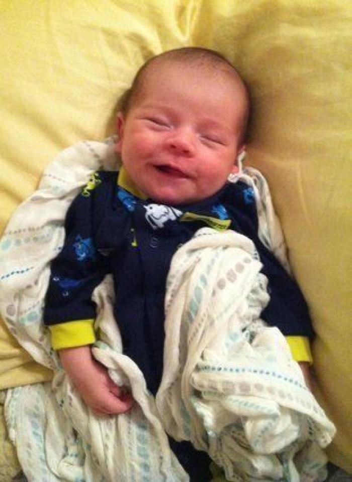 Este padre se reencuentra con su bebé, ahora con gafas, tras dos meses de viaje