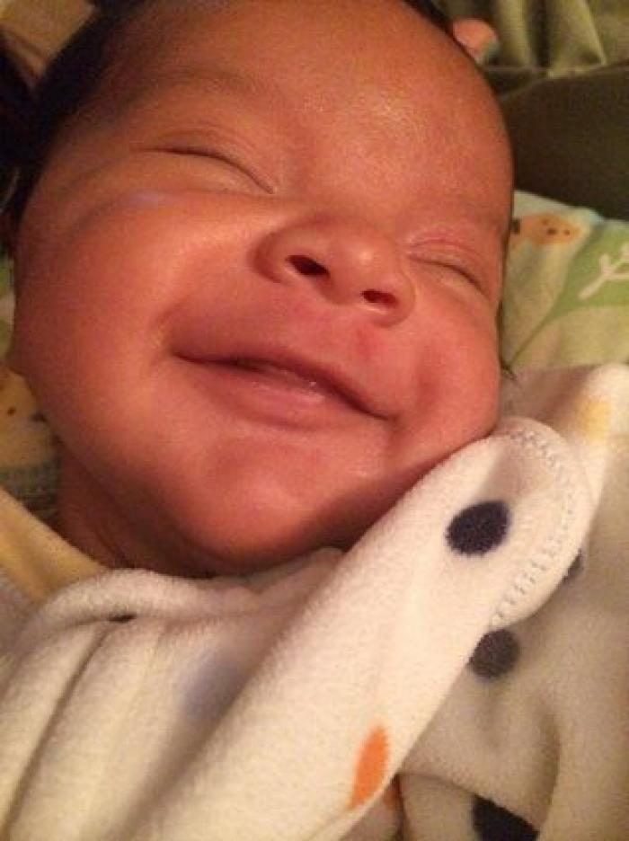 Este padre se reencuentra con su bebé, ahora con gafas, tras dos meses de viaje