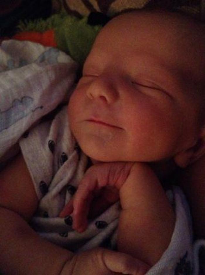 Este padre se reencuentra con su bebé, ahora con gafas, tras dos meses de viaje