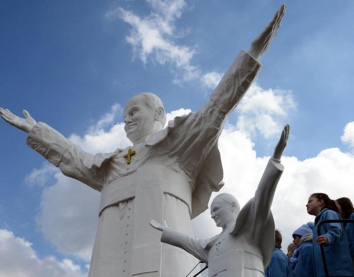 Inauguran en Polonia una estatua gigante de 13,8 metros del papa Juan Pablo II (FOTOS)