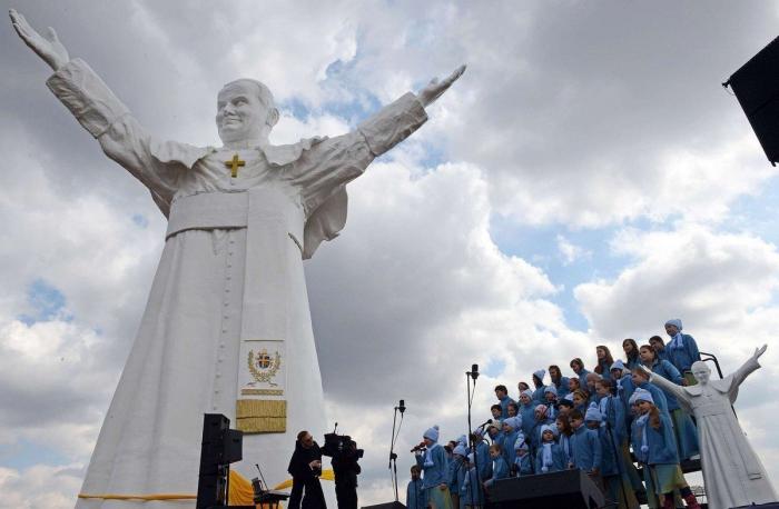 Inauguran en Polonia una estatua gigante de 13,8 metros del papa Juan Pablo II (FOTOS)