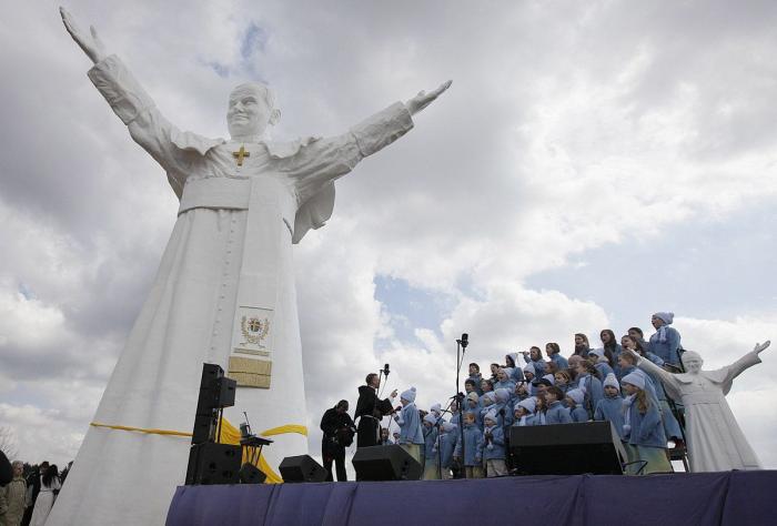Inauguran en Polonia una estatua gigante de 13,8 metros del papa Juan Pablo II (FOTOS)