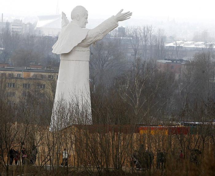 Inauguran en Polonia una estatua gigante de 13,8 metros del papa Juan Pablo II (FOTOS)