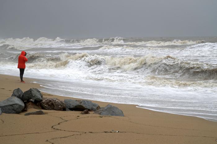 Una borrasca inusual con tintes de ciclón tropical dejará copiosas lluvias y tormentas hasta el lunes en la Península