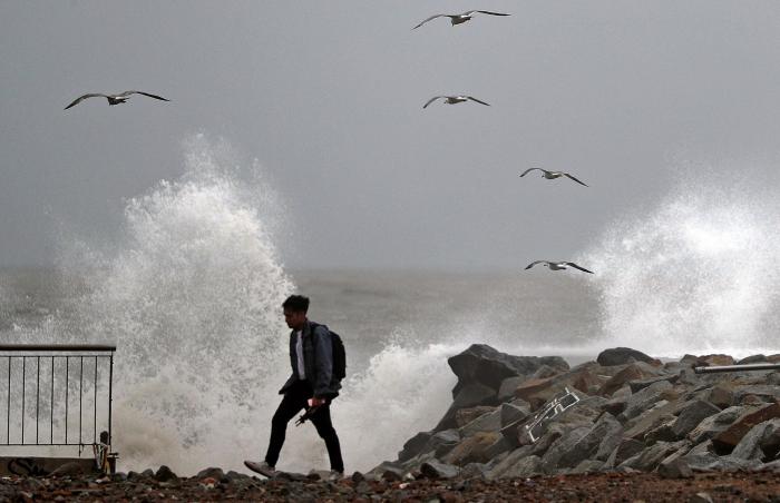 Una borrasca inusual con tintes de ciclón tropical dejará copiosas lluvias y tormentas hasta el lunes en la Península