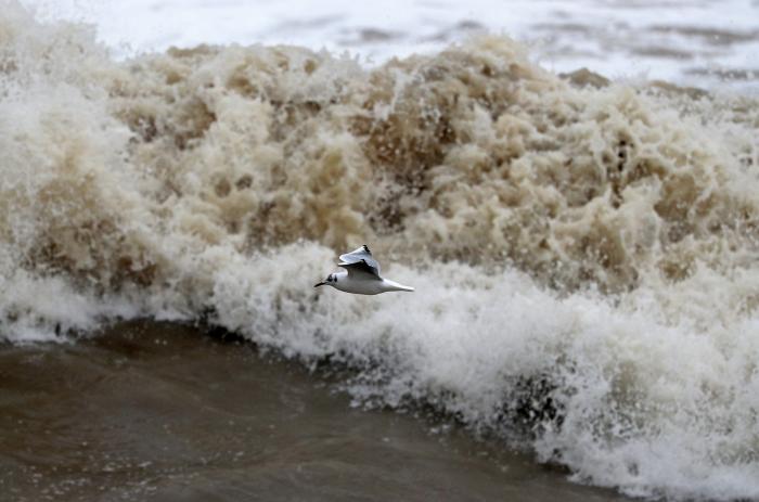 Una borrasca inusual con tintes de ciclón tropical dejará copiosas lluvias y tormentas hasta el lunes en la Península