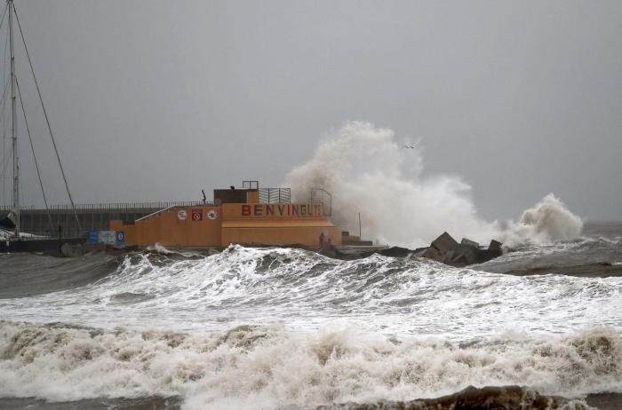 Una borrasca inusual con tintes de ciclón tropical dejará copiosas lluvias y tormentas hasta el lunes en la Península